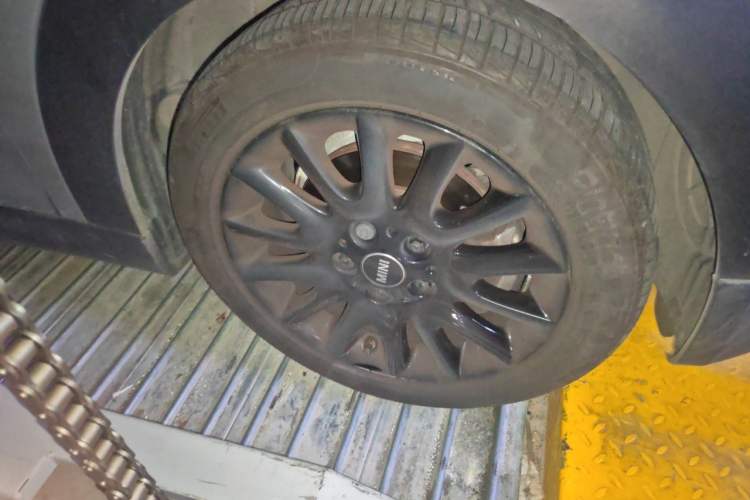 Used MINI 2021 1.5T ONE PLUS Five-Door Edition Right Front Wheel Hub