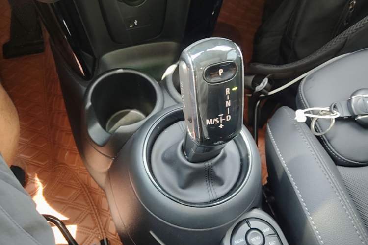 Used MINI 2021 1.5T COOPER Classic Edition Five-Door Version Gear Lever