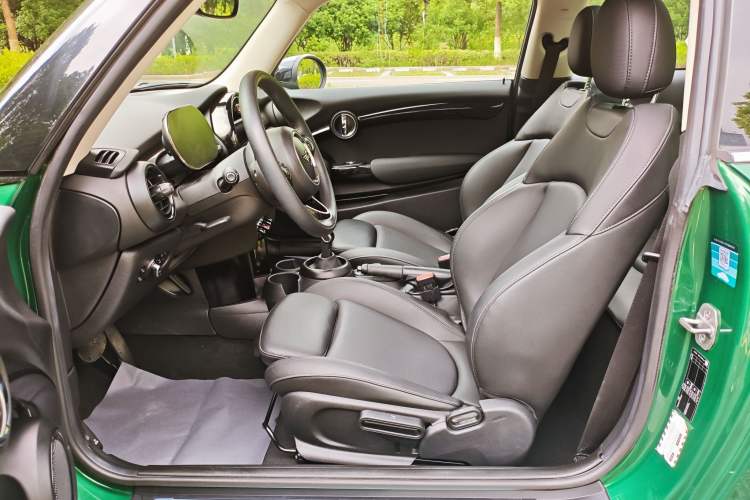 Used MINI 2021 1.5T COOPER Classic Edition Interior 2