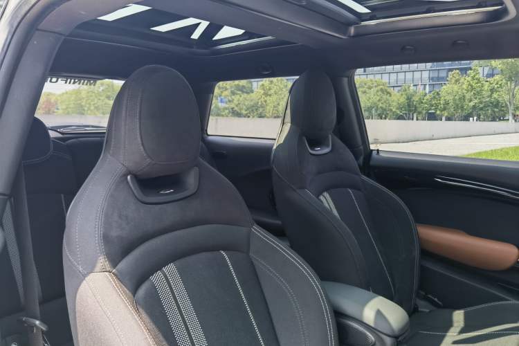 Used MINI 2021 1.5T COOPER Racing Driver Interior 3