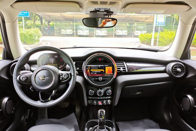 Used MINI 2021 1.5T COOPER Classic Edition Interior 4