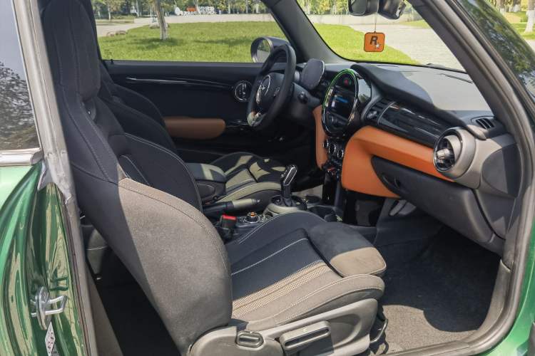 Used MINI 2021 1.5T COOPER Racing Driver Interior 5