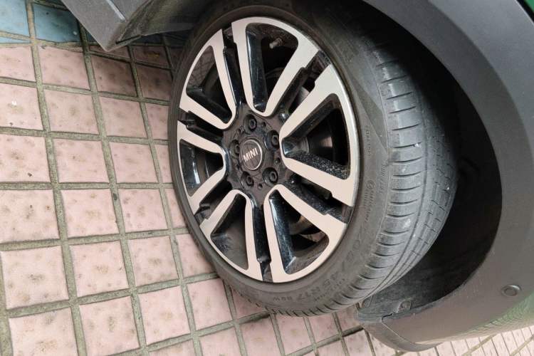Used MINI  Right Front Wheel Hub