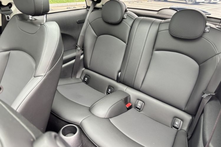 Used MINI 2021 1.5T COOPER Classic Edition Interior 4