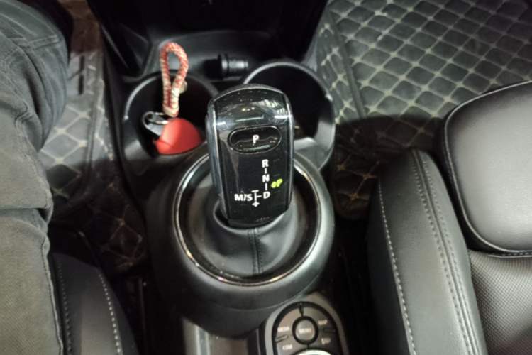 Used MINI 2021 1.5T COOPER Classic Edition Five-Door Version Gear Lever