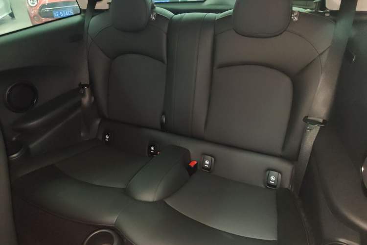 Used MINI 2021 1.5T COOPER Classic Edition Interior 4