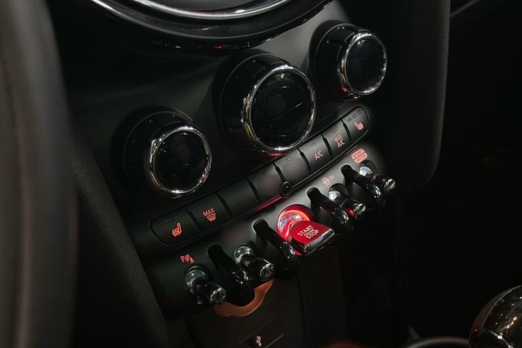 Used MINI 2021 1.5T COOPER Artist Interior 9