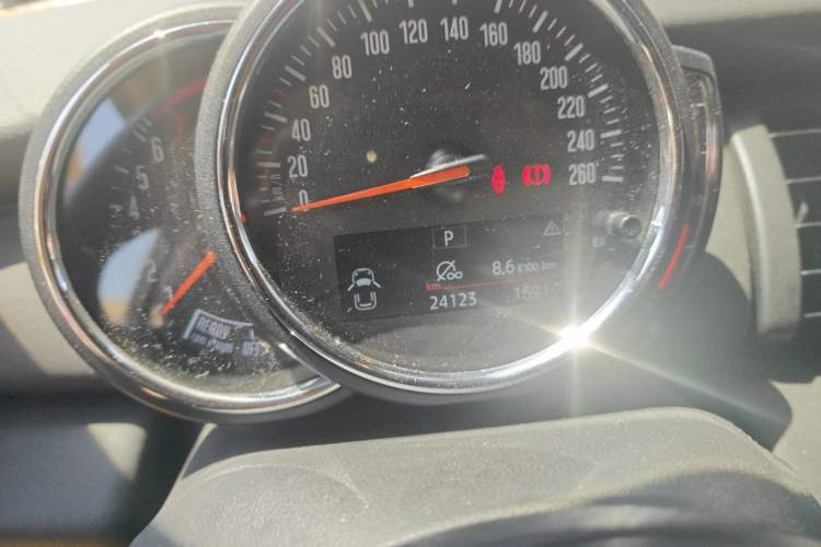 Used MINI 2021 1.5T ONE Odometer Close Up