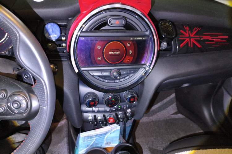 Used MINI 2021 2.0T COOPER S Classic Edition Five-Door Model Audio And AC Panel