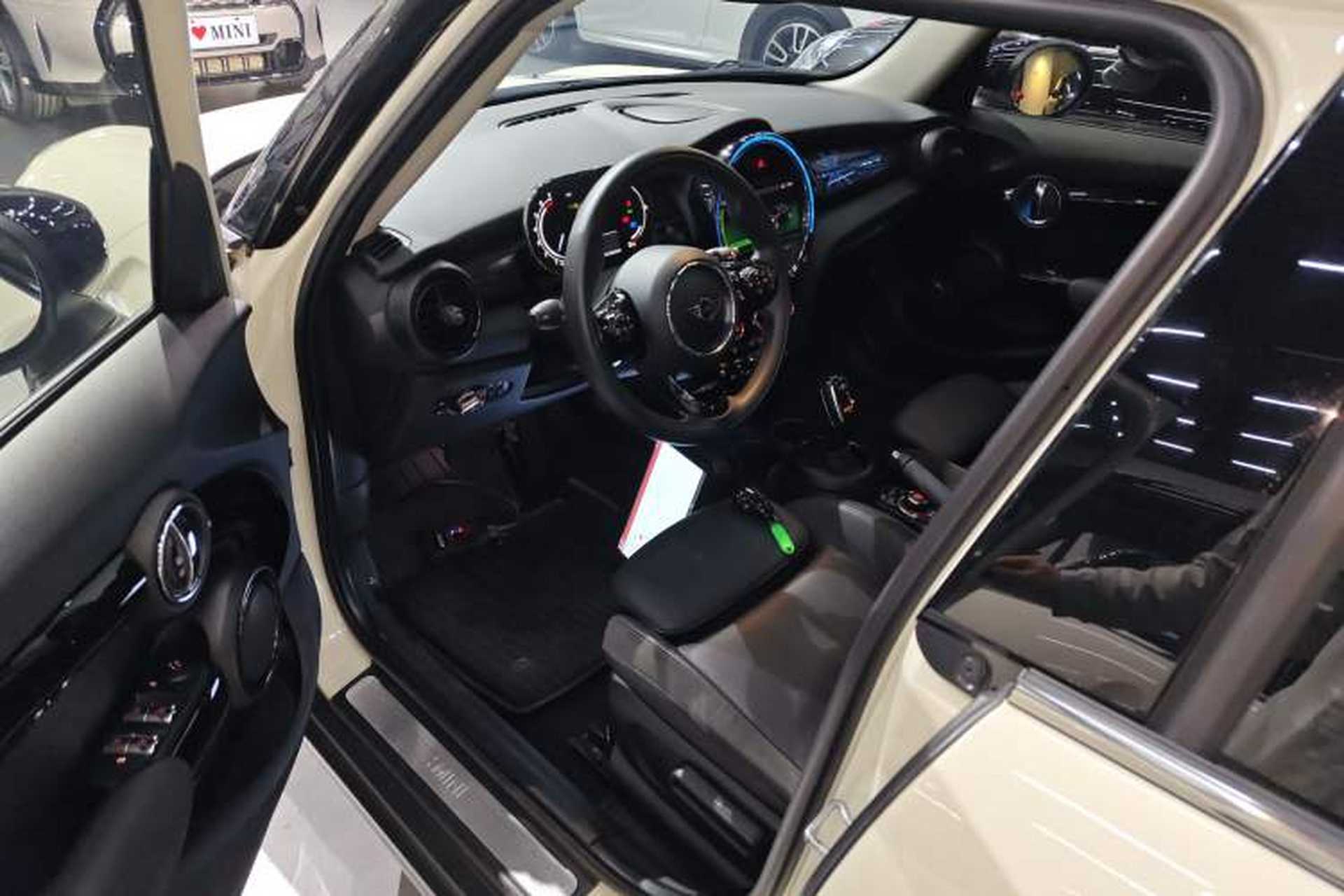 Used MINI 2021 1.5T COOPER Artist Five-Door Edition Driver Seat