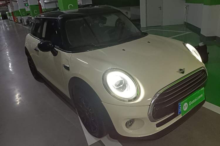 Used MINI 2021 1.5T COOPER Classic Edition Front Right 45 Deg