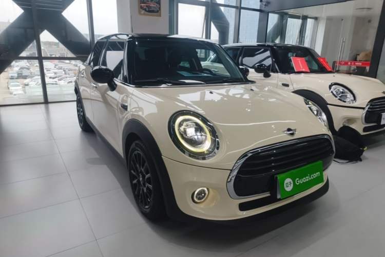 Used MINI 2021 1.5T COOPER Classic Edition Five-Door Version Front Right 45 Deg