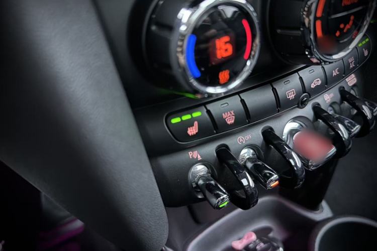 Used MINI 2021 1.5T COOPER Artist Interior 11
