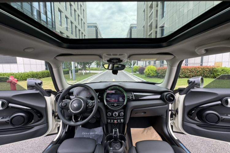 Used MINI 2021 1.5T COOPER Classic Edition Interior 12