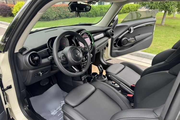 Used MINI 2021 1.5T COOPER Classic Edition Interior 2
