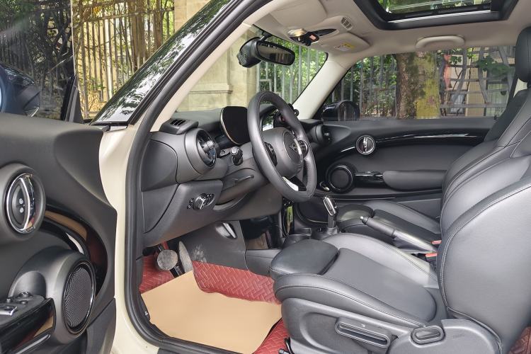 Used MINI 2021 1.5T COOPER Classic Edition Interior 3
