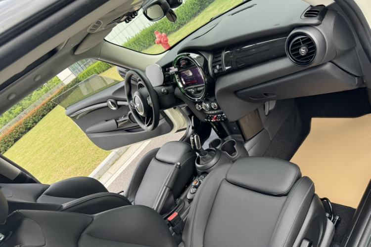 Used MINI 2021 1.5T COOPER Classic Edition Interior 3