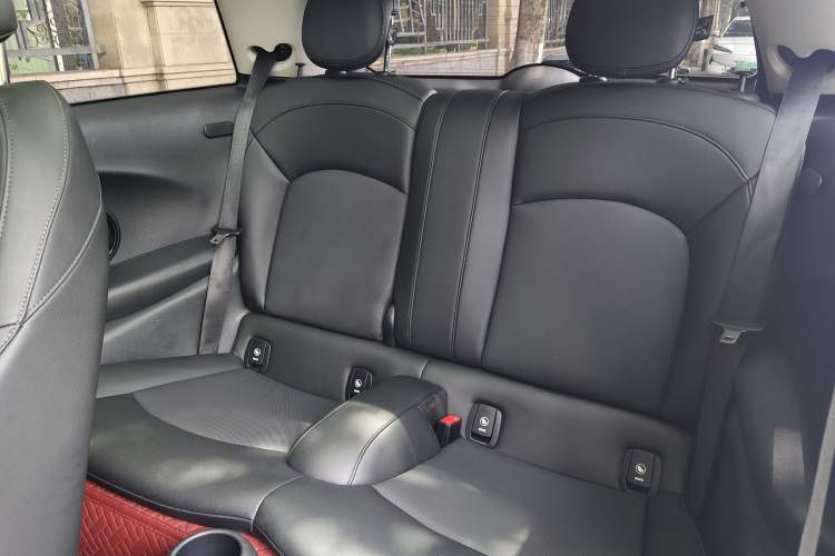 Used MINI 2021 1.5T COOPER Classic Edition Interior 4