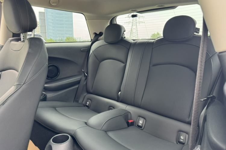 Used MINI 2021 1.5T COOPER Classic Edition Interior 4