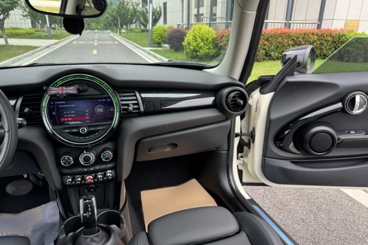 Used MINI 2021 1.5T COOPER Classic Edition Interior 5