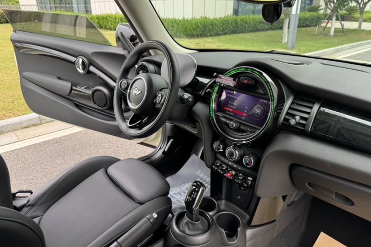 Used MINI 2021 1.5T COOPER Classic Edition Interior 7