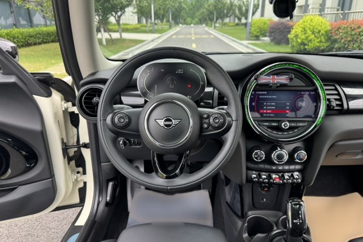 Used MINI 2021 1.5T COOPER Classic Edition Interior 9