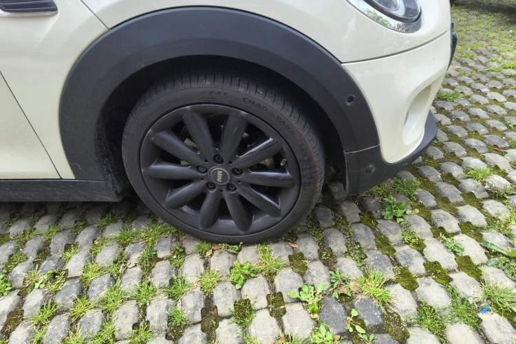 Used MINI 2021 1.5T COOPER Artist Five-Door Edition Right Front Wheel Hub