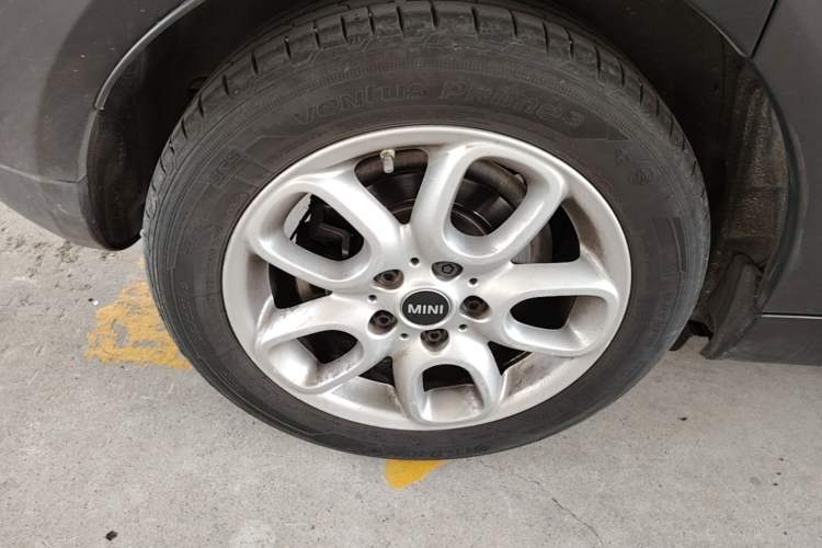 Used MINI 2021 1.5T ONE Five-Door Version Right Rear Wheel Hub