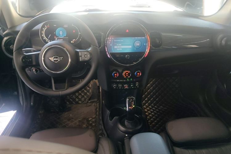 Used MINI 2022 Updated 1.5T COOPER Artist Five-Door Edition Center Console