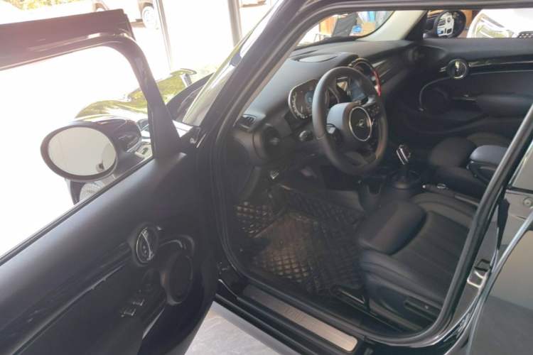 Used MINI 2022 Updated 1.5T COOPER Artist Five-Door Edition Driver Seat