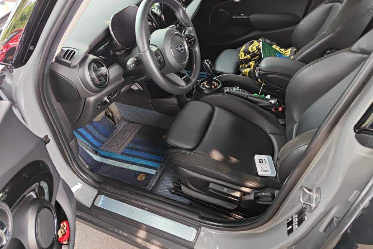 Used MINI 2022 Updated 1.5T COOPER Classic Edition Five-Door Version Driver Seat