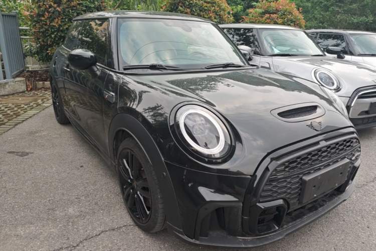 Used MINI 2022 2.0T COOPER S Black Badge Special Edition Front Right 45 Deg