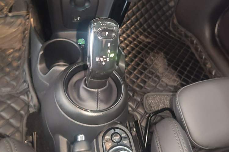Used MINI 2022 Updated 1.5T COOPER Artist Five-Door Edition Gear Lever