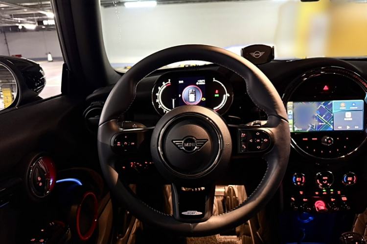 Used MINI 2022 1.5T COOPER Black Badge Special Edition Interior 4