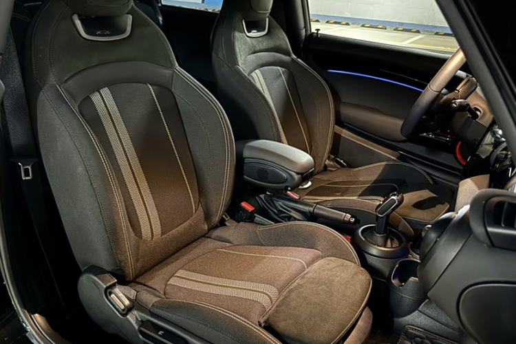 Used MINI 2022 1.5T COOPER Black Badge Special Edition Interior 7