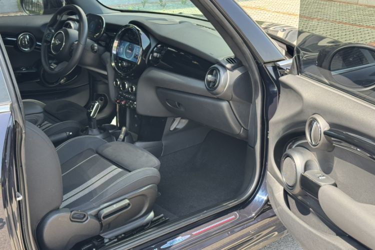 Used MINI 2022 1.5T COOPER Black Badge Special Edition Interior 7