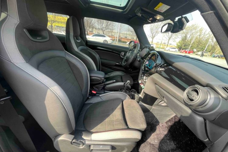 Used MINI 2022 2.0T COOPER S Black Badge Special Edition Interior 9
