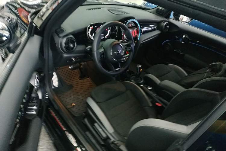 Used MINI 2022 2.0T COOPER S CABRIO Black Badge Special Edition Left Front Seat