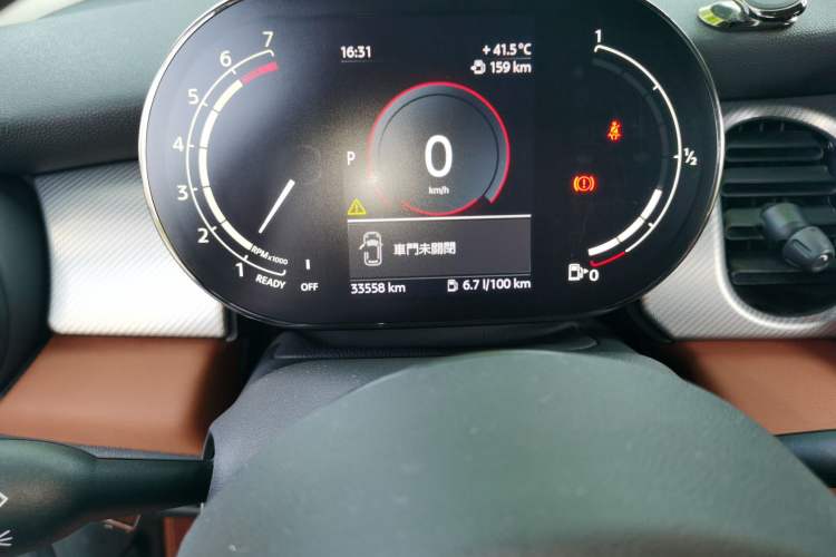 Used MINI 2022 1.5T COOPER Artist Odometer Close Up