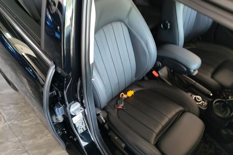 Used MINI 2022 Updated 1.5T COOPER Artist Five-Door Edition Right Front Seat