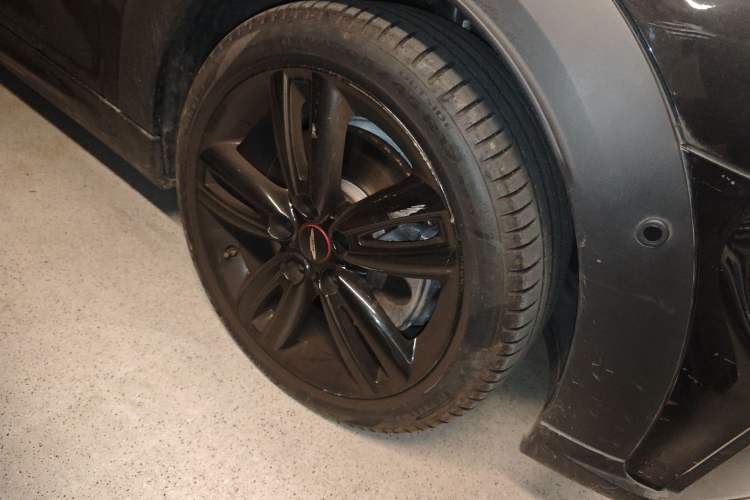 Used MINI 2022 2.0T COOPER S Black Badge Special Edition Five-Door Model Right Front Wheel Hub