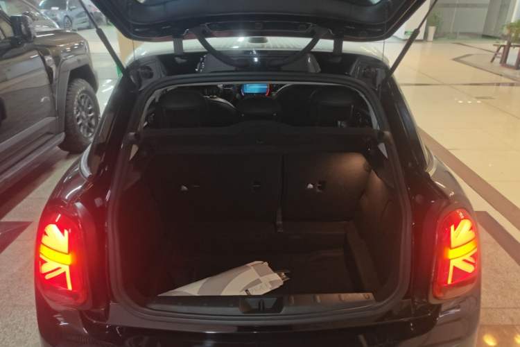 Used MINI 2022 Updated 2.0T COOPER S Classic Edition Five-Door Version Trunk