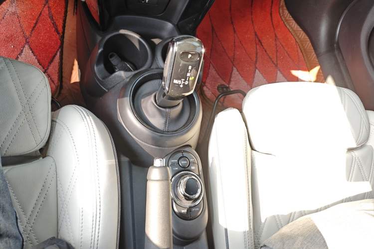 Used MINI 2022 1.5T COOPER Artist Five-Door Edition Gear Lever