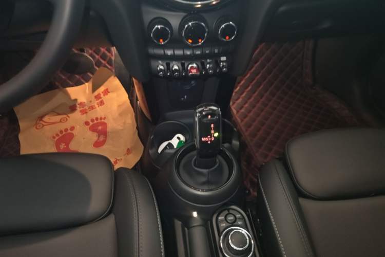 Used MINI 2022 Updated 1.5T COOPER Classic Edition Five-Door Version Gear Lever