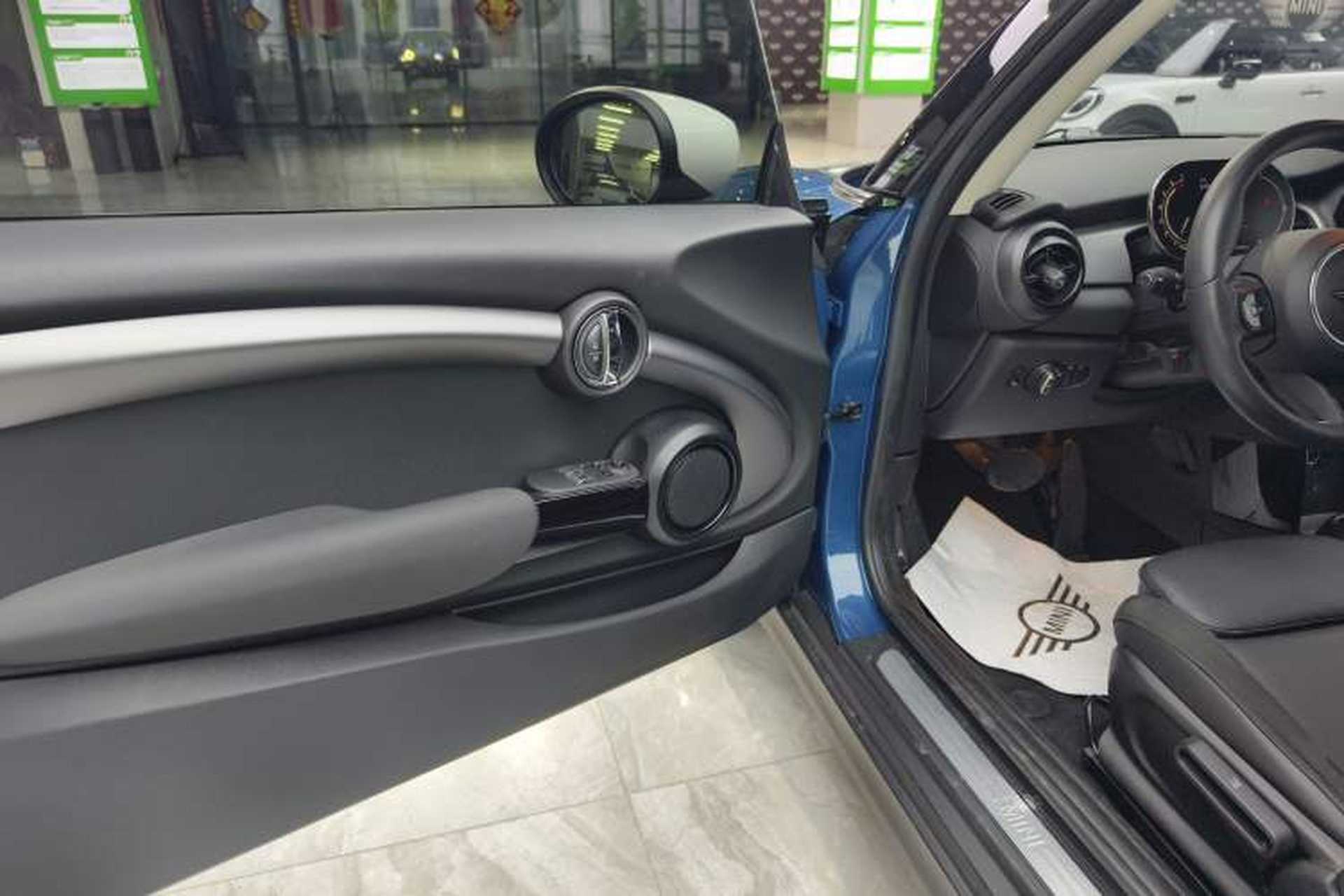 Used MINI 2022 1.5T COOPER Artist Interior 4