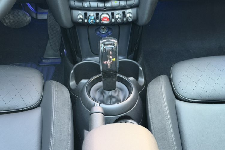 Used MINI 2022 1.5T COOPER Artist Interior 7