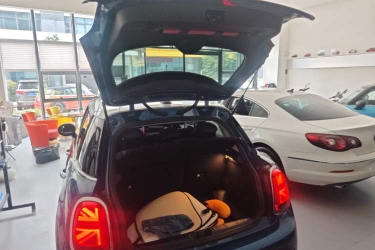 Used MINI 2022 Updated 1.5T COOPER Classic Edition Five-Door Version Trunk