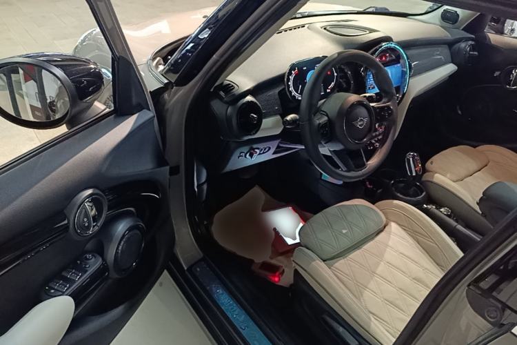 Used MINI 2022 2.0T COOPER S Artist Five-Door Edition Driver Seat
