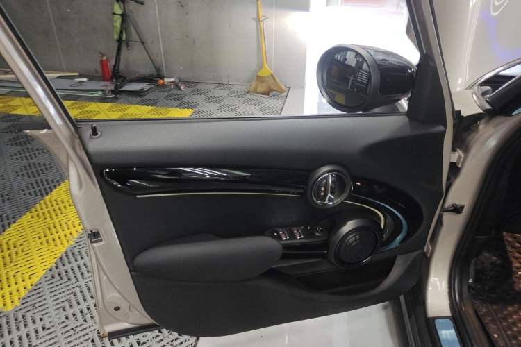 Used MINI 2022 2.0T COOPER S Artist Five-Door Edition Left Front Door Interior