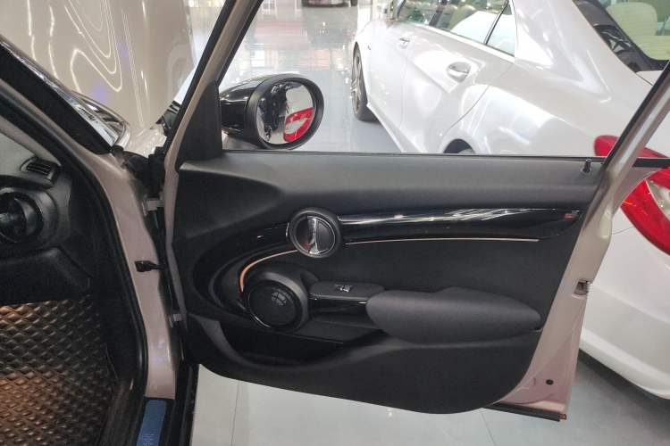Used MINI 2022 2.0T COOPER S Artist Five-Door Edition Right Front Door Interior